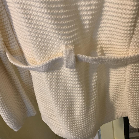 Cc.bates Girls Beautiful hooded and has a belt sweater - Picture 6 of 8